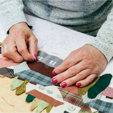 feutrine personne âgées aîné art artistique bien-être tissue courtepointe femme mains art-thérapie sara fée gagné charest